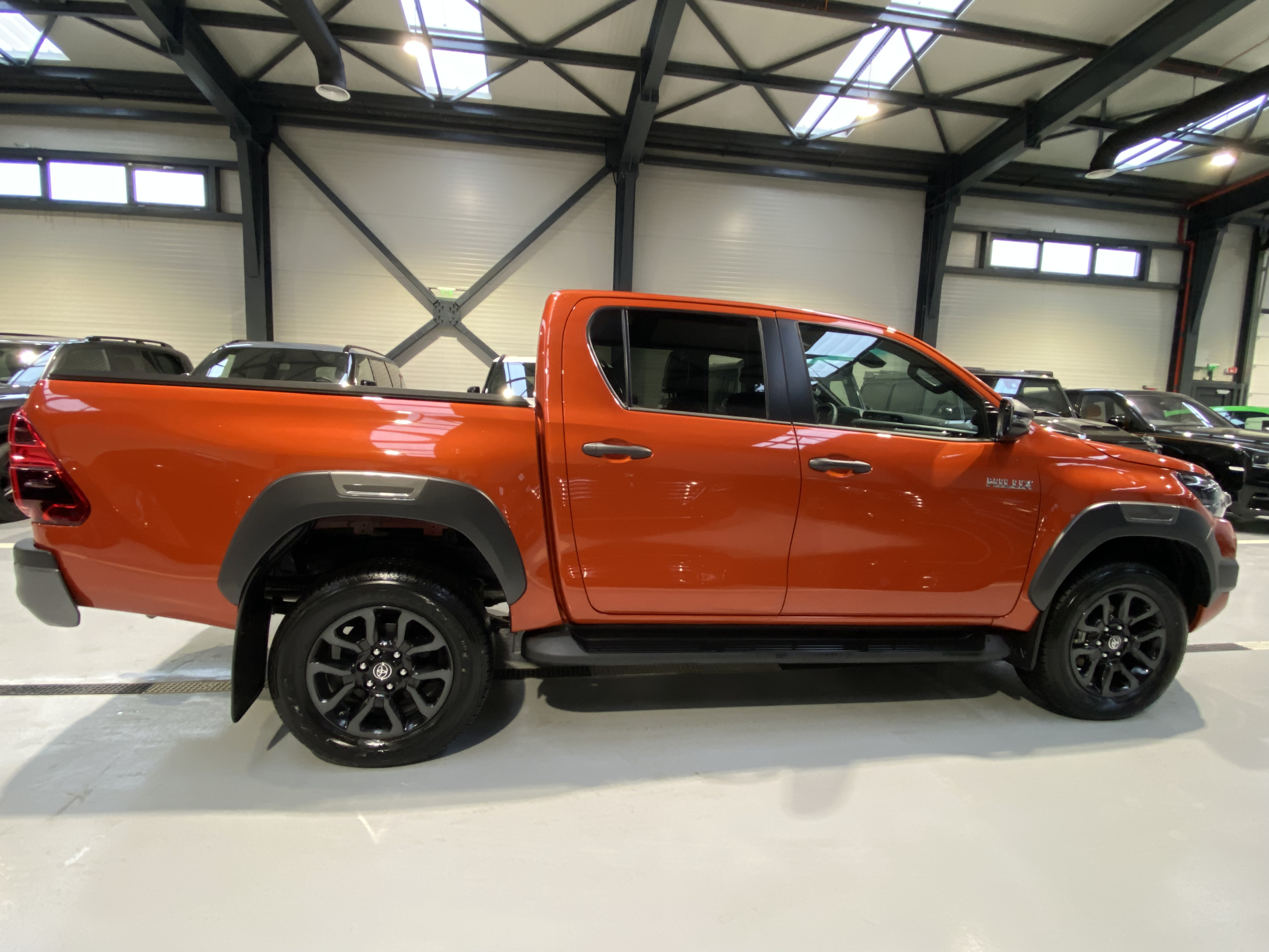 Toyota Hilux 2.8D 204CP 4x4 Double Cab AT MHEV Invincible - foto 2