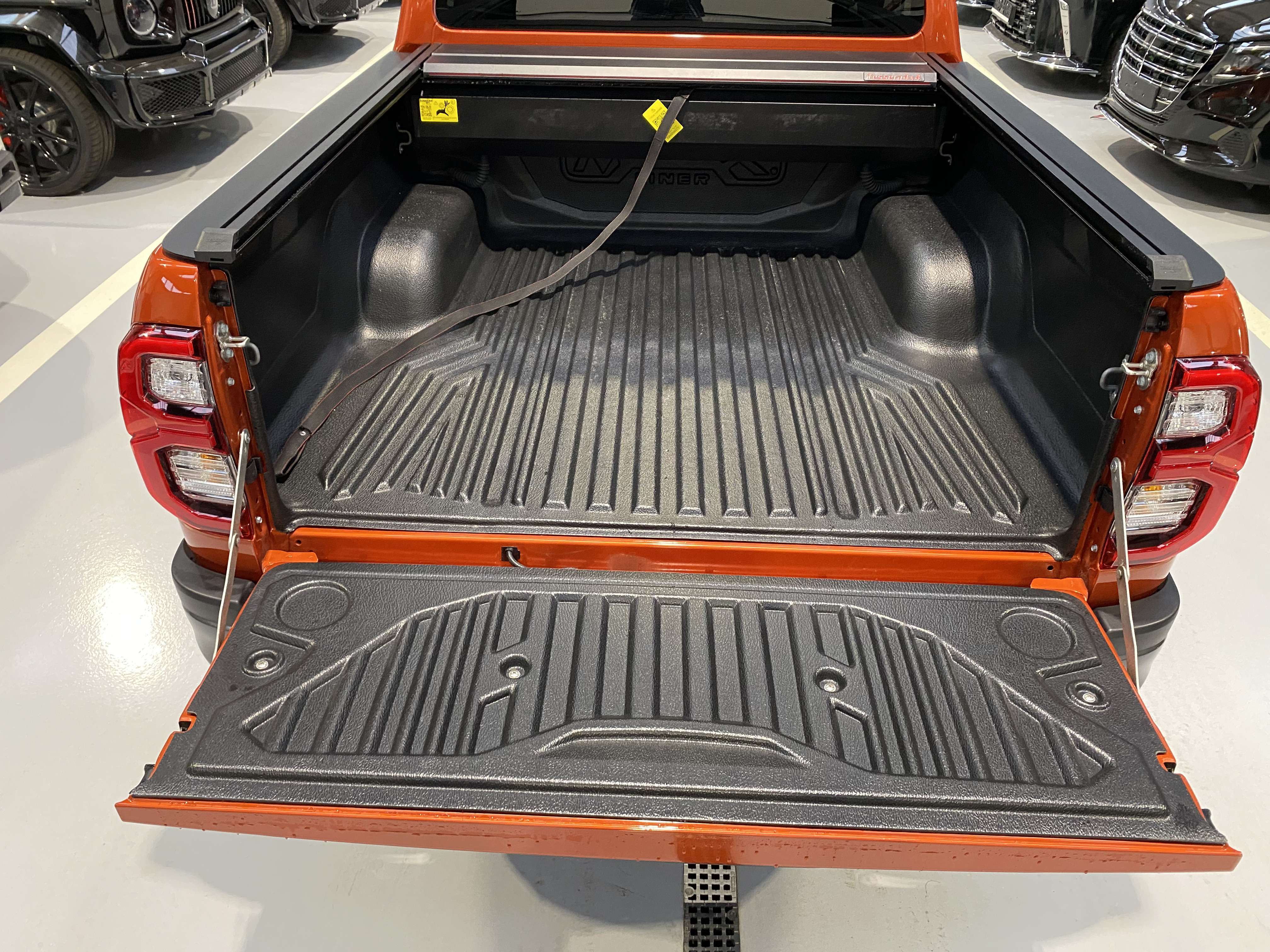 Toyota Hilux 2.8D 204CP 4x4 Double Cab AT MHEV Invincible - foto 6